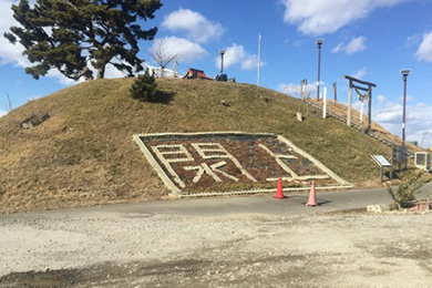 30kmを過ぎて、閖上（ゆりあげ）地区被災一帯を見渡せる「日和山」で折り返し