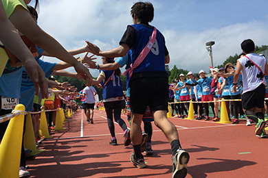 24時間ラストは参加者全員でハイタッチ！走りきった達成感は格別