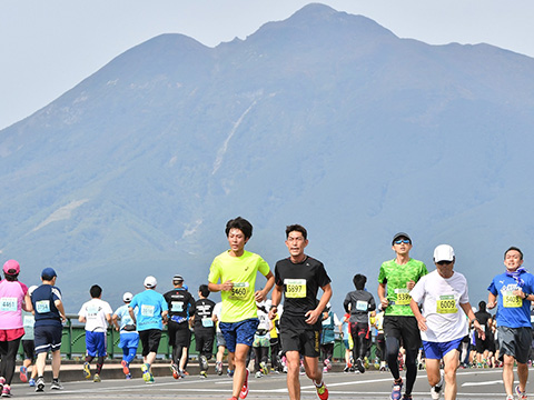 秀峰「岩木山」や世界遺産「白神山地」を望む自然豊かなコース”