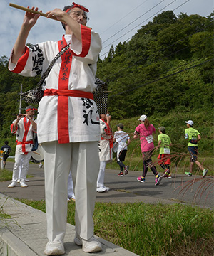 岩木登山ばやしの勇壮なリズムでランナーの力走を後押し