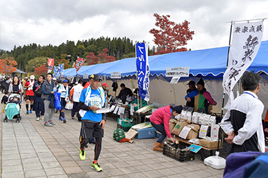 会場には地元の特産品や飲食ブースが多く立ち並ぶ