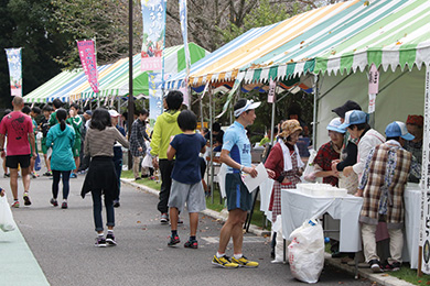 会場ではニラの卵とじ汁の無料提供を行うほか、地元農産物・加工品等の販売ブースが並ぶ