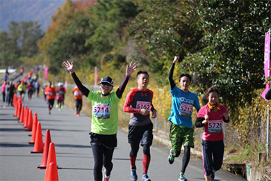 紅葉した里山を駆け抜けます（ハーフ）