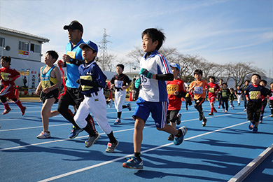 小学生種目や親子種目もあるので、家族みんなで参加しよう！