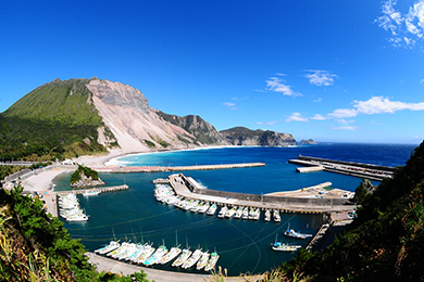 スタート地点の多幸湾。離島ならではのダイナミックな景色が広がる