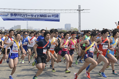 高校、大学、一般のランナーが一緒にスタートする様子は圧巻