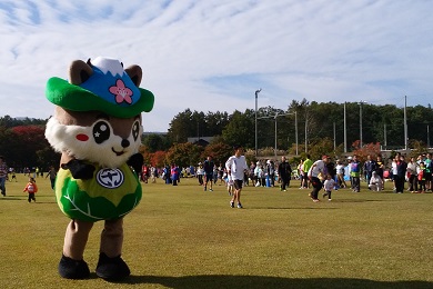 芝生広場内で行われるキッズレースは毎年人気。参加賞としてメダルがもらえます！