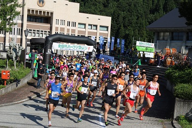 ハーフマラソンは野沢温泉役場からゴールの飯山を目指してスタート！