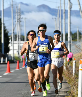 北上山地を背景に力走するランナー