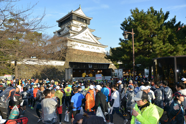 スタート会場には小倉城