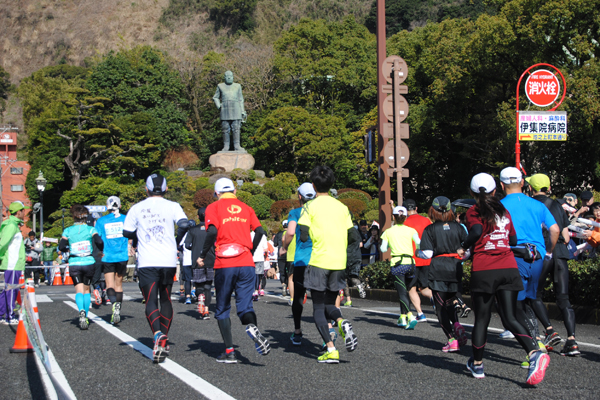 西郷さんの銅像に見送られて海岸線へと向かっていく