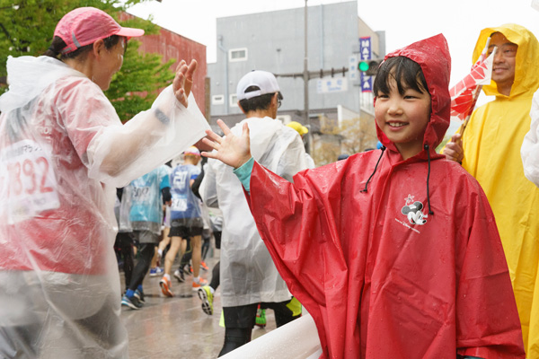 雨の中でも応援の熱が下がることはない。楽しく応援するのが長野マラソンだ