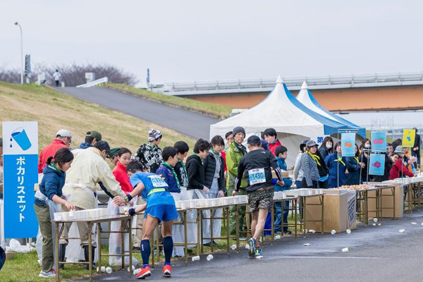 地元の方がサポートする給水所は手際もよい