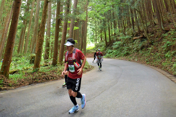 いつまでも続くかのような長い坂にランナーは挑戦する