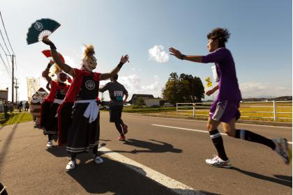 鬼剣舞や神楽演舞など、北上ならではの芸能でランナーを応援