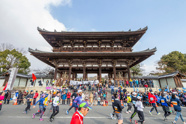 世界文化遺産に登録されている仁和寺では、お坊さんたちの熱い声援が