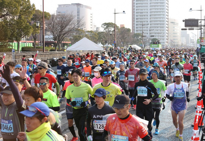 北九州市役所前をスタートし、前半は市の中心地を走る