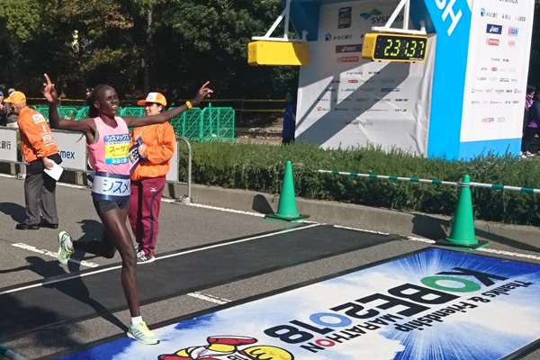 40km以降でのスパートが決まり、大会新記録で優勝したジェロティク選手（MCC優勝賞金は日本人選手のみが対象）