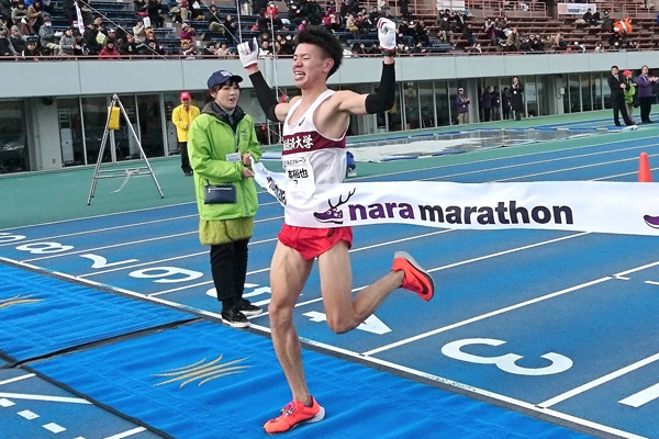 大会一週間前に10,000mの自己ベスト（29分21秒）を記録したという塚本選手。「絶好調でしたが、まさか2時間20分を切れるとは」と自身も驚きの快走だった