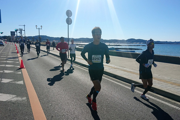 気温は上がらなかったが向かい風がゴールへ向かうランナーを苦しめた