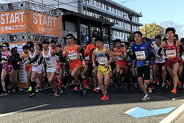 2月10日午前10時、1万318人のランナーが愛媛県庁前をスタート