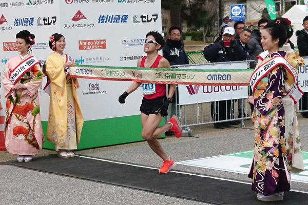 「2時間20分を切れればと思っていたのでこのタイムは驚き」と話す丸山選手が最後は独走の勝利