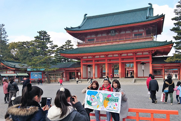 今年から応援naviを採用。フィニッシュ地点では応援の家族や仲間との記念撮影の姿が多く見られた