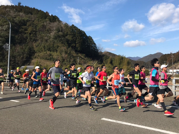 当日は晴天に恵まれ、ランナーはそれぞれの目標に向けて走った