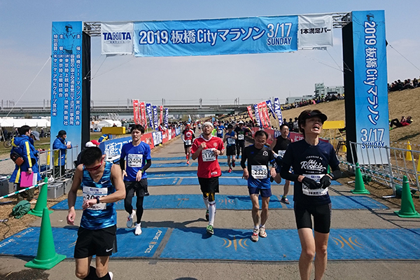 風に苦しめられることの多い大会だが今年は微風。むしろ後半は追い風基調だった