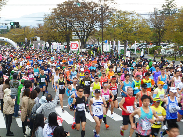 9493人のランナーが長野運動公園をスタートした