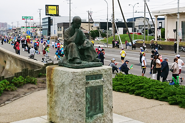 漁火通りでは津軽海峡をバックに石川啄木座像が見える