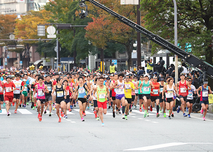 8時20分の号砲とともに13,800人超のランナーが天神交差点をスタート