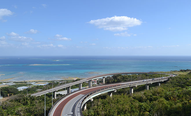 コースの絶景ポイントのひとつ「ニライカナイ橋」