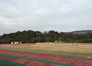 会場は、陸上競技やサッカー会場としてもよく利用される緑豊かな｢太陽が丘陸上競技場｣