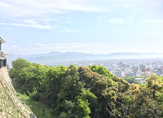 松山城を駆け上がるのがおすすめRUNコース。お城から見下ろす景色は最高です