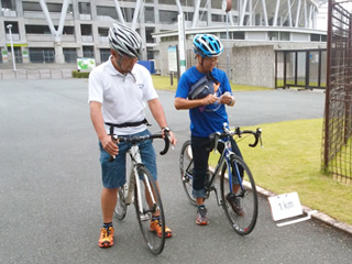 自転車で計測を行う際は、気象条件や乗る人の体重などによって変わってくるため、実測前に1kmでカウンターの目盛りがいくつ進むかを計算します（必ず複数人で実施）