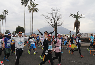 桜島を眺めながら、錦江湾沿いを走る風光明媚なコースはランナーに好評！！