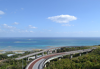 コースの一番の見どころ「ニライカナイ橋」。実際に走って景色を楽しんでください！