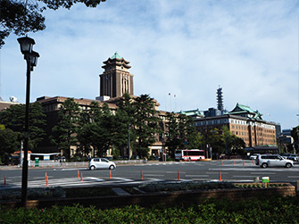 ゴールの市役所駅へ。市役所庁舎の外観も、名古屋城との調和を図った設計です