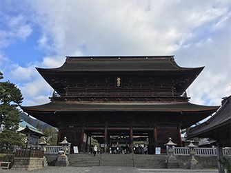 善光寺の山門も登楼できます（拝観料500円）