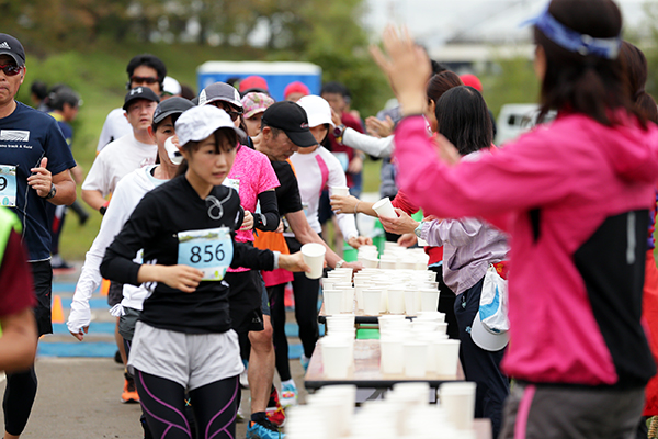 エイドではレース本番での給水のシミュレーションもしっかりと