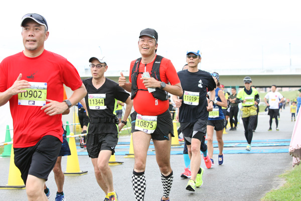 淀川河川公園をスタート後、淀川沿いの片道5kmのコースを3往復します