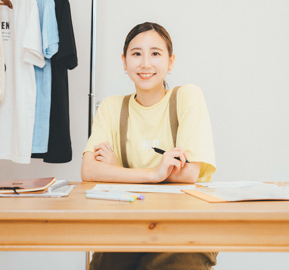 自身の個展を開催する秋山さん