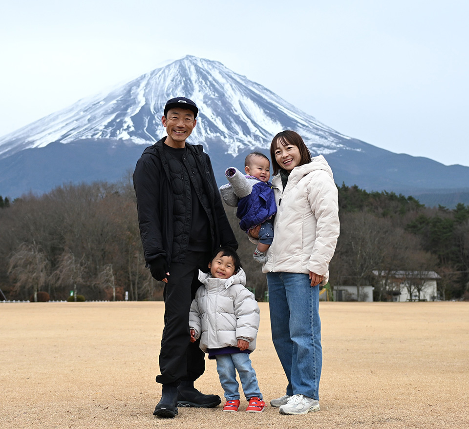 ランニングコーチと子育てを両立する大角さん、木下さん夫婦
