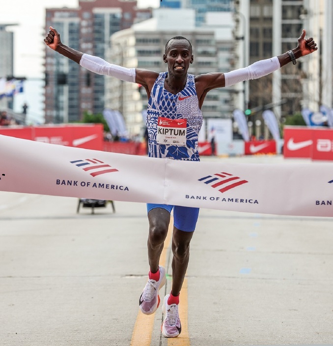 後半にペースアップして世界記録保持者となったケルヴィン・キブタム選手 ©Bank of America Chicago Marathon/Kevin Morris.