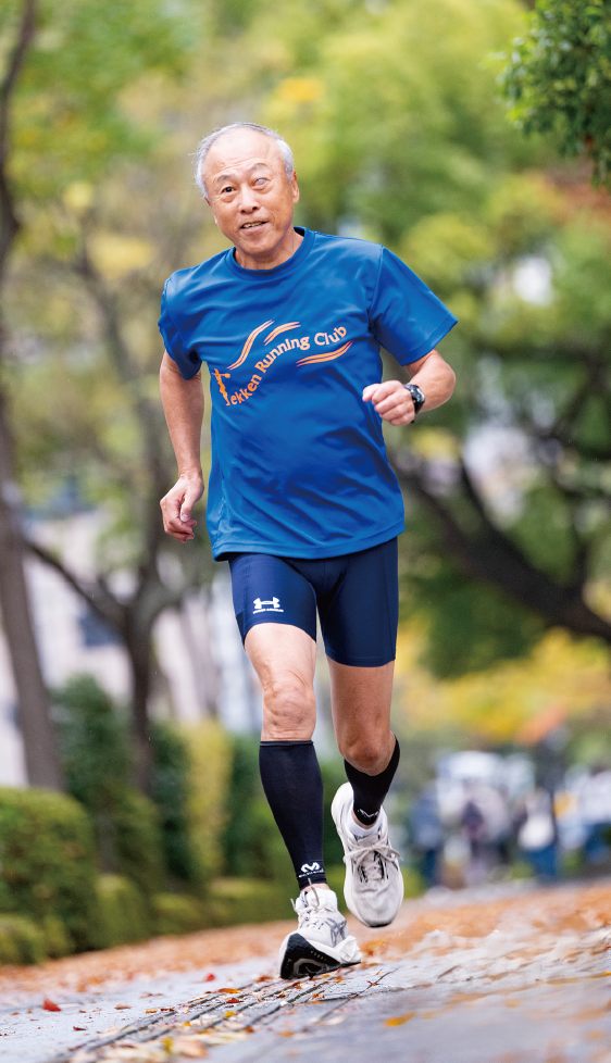 勤務先で自身が設立した「鉄建ランニングクラブ」のTシャツを着て走る井上さん