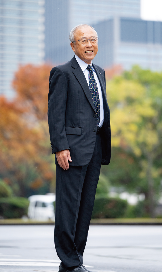 皇居近くで会社員として働く井上さん