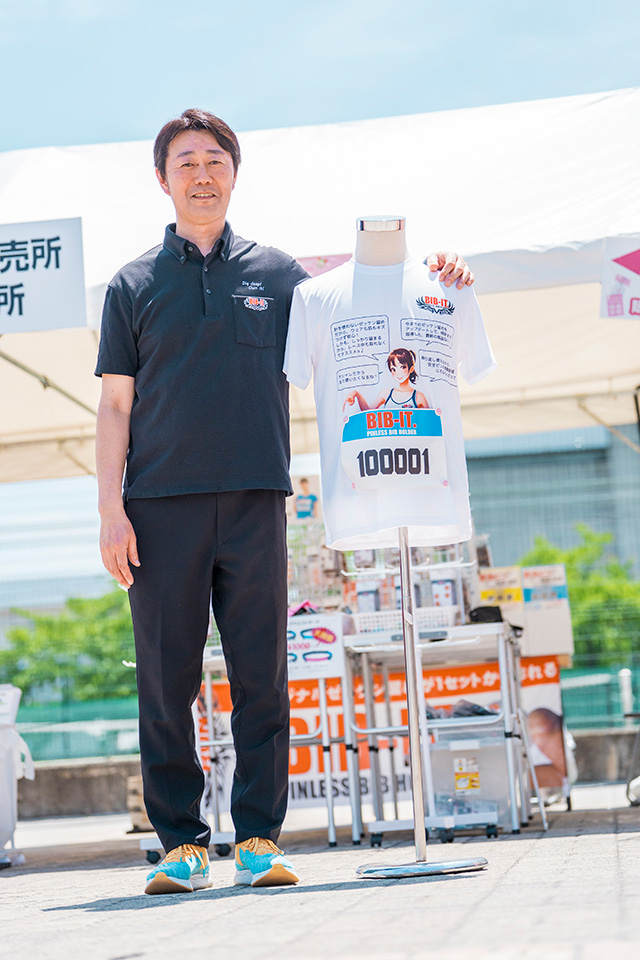 大会会場でゼッケン留め「BIB-IT（ビブイット）」を販売する余湖さん
