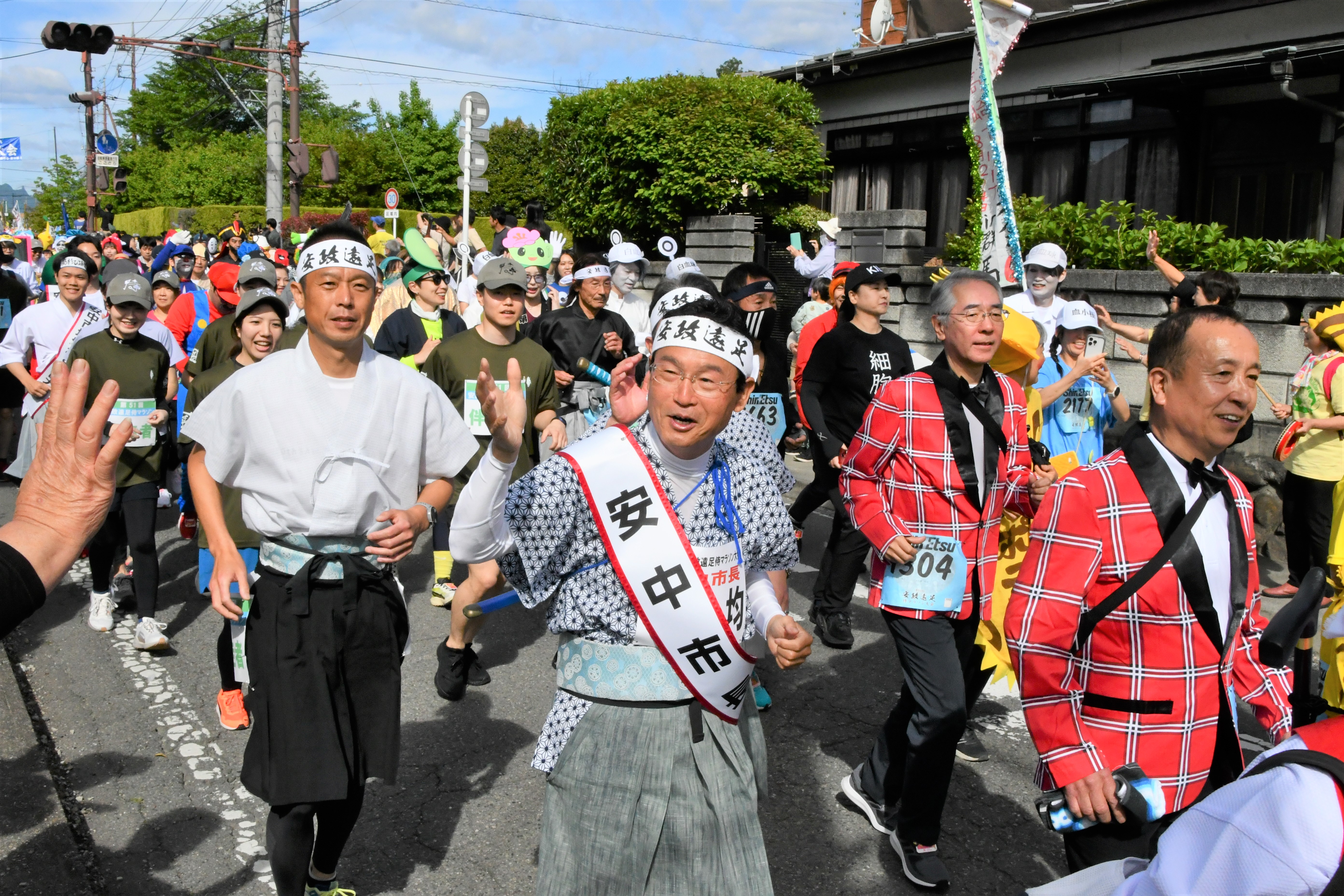侍姿の仮装をするランナー