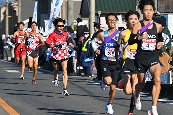 ニューイヤー駅伝では2区の吉田響選手で2位に浮上し、大企業を相手に過去最高の5位を占めた（写真：毎日新聞社／アフロ）